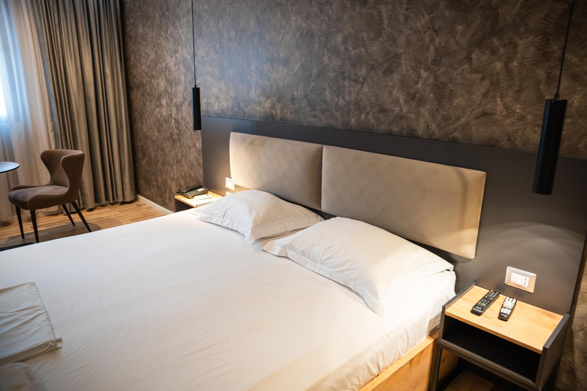 Center Boutique Hotel Тирана Екстериор снимка