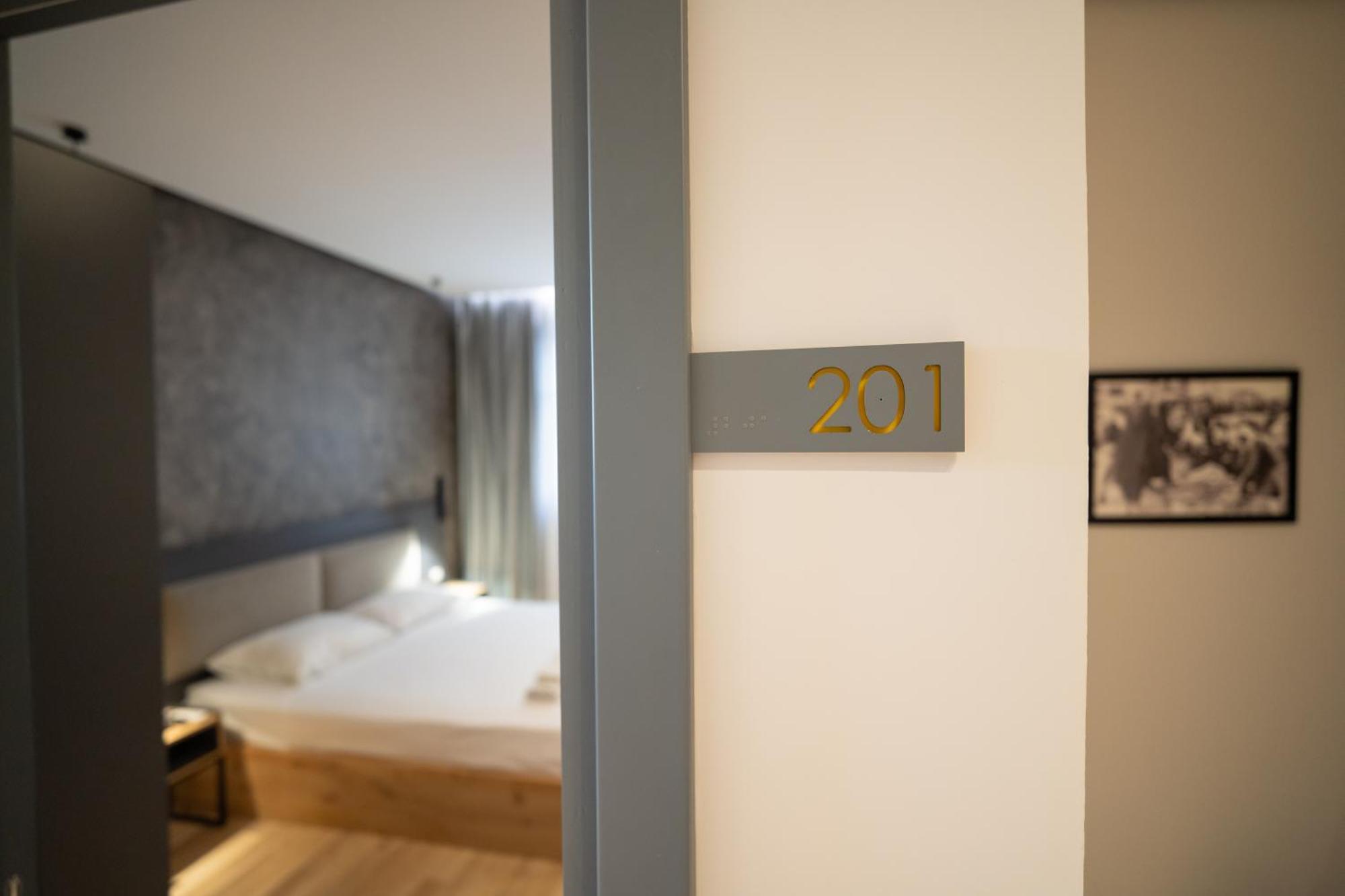 Center Boutique Hotel Тирана Екстериор снимка
