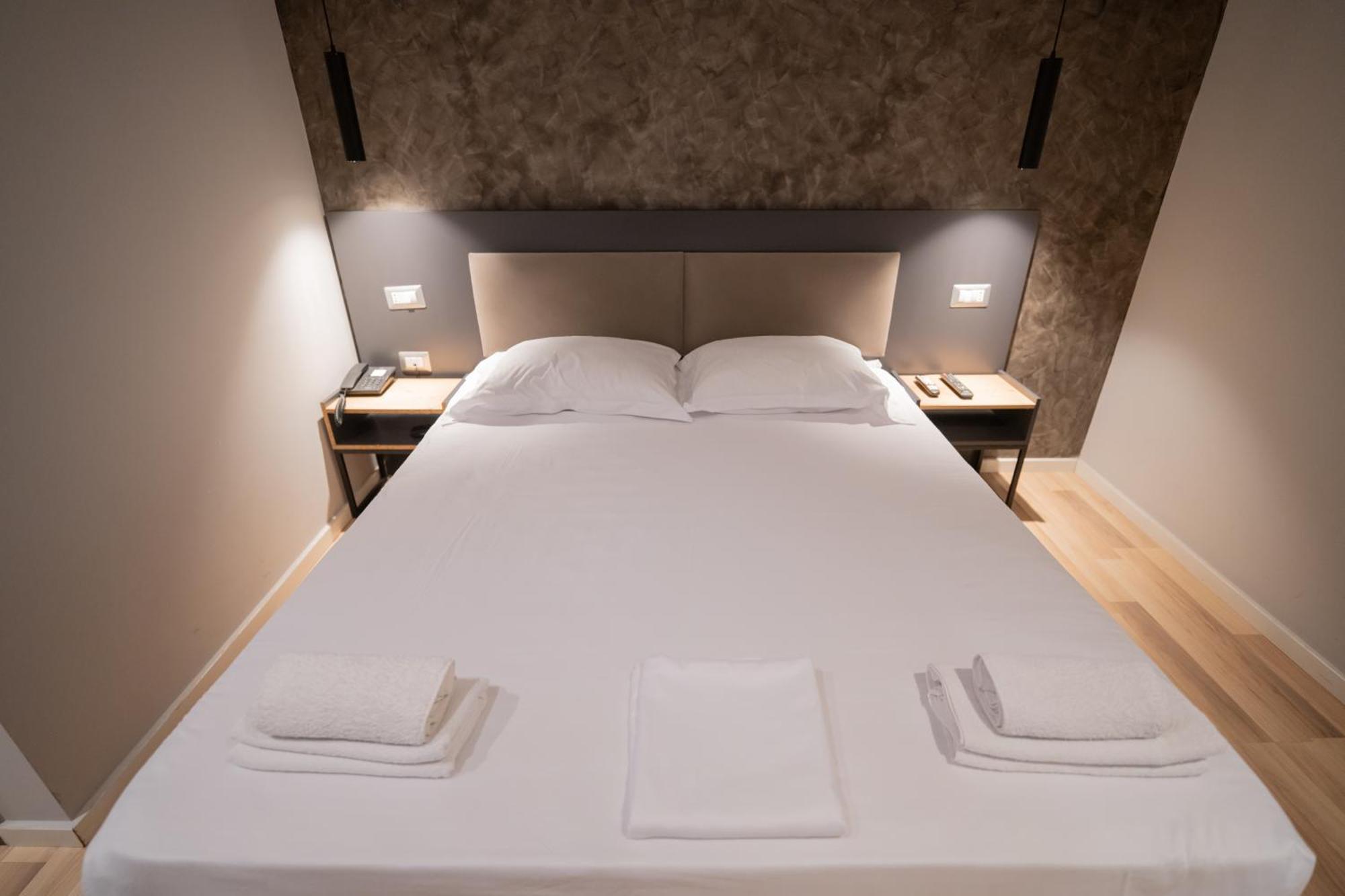 Center Boutique Hotel Тирана Екстериор снимка