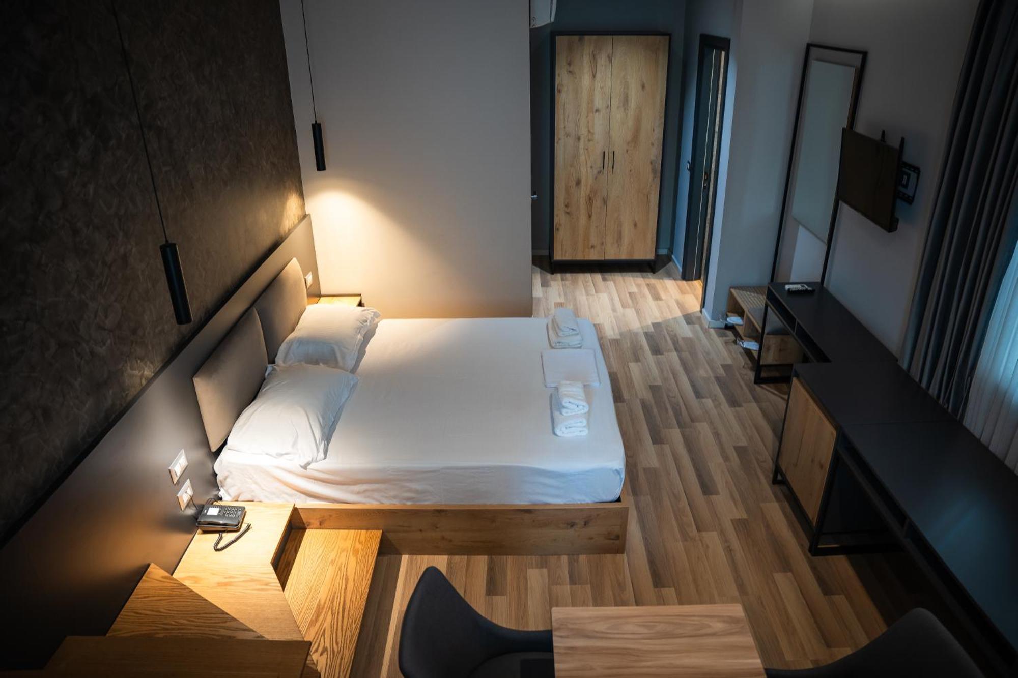 Center Boutique Hotel Тирана Екстериор снимка