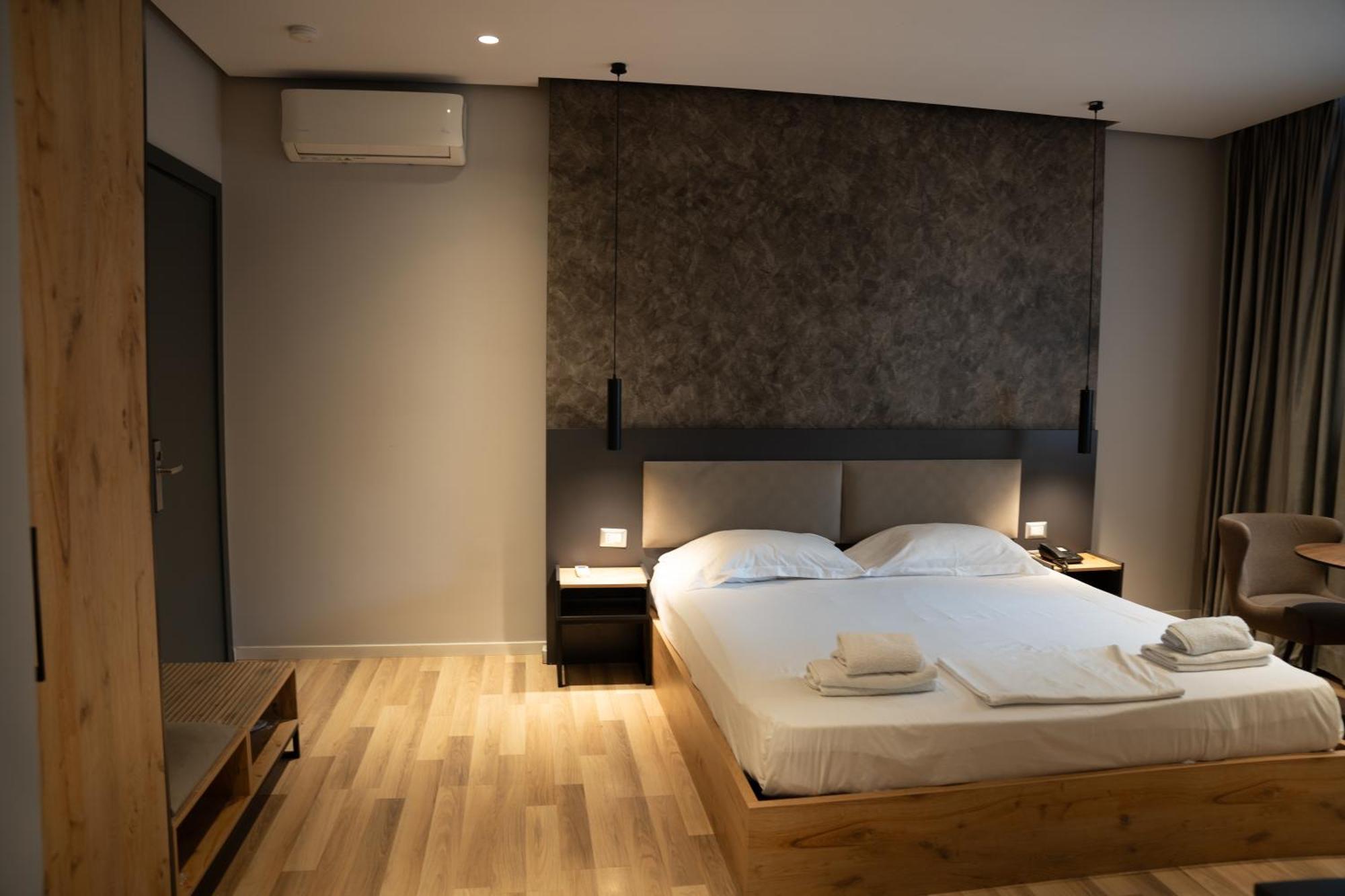 Center Boutique Hotel Тирана Екстериор снимка