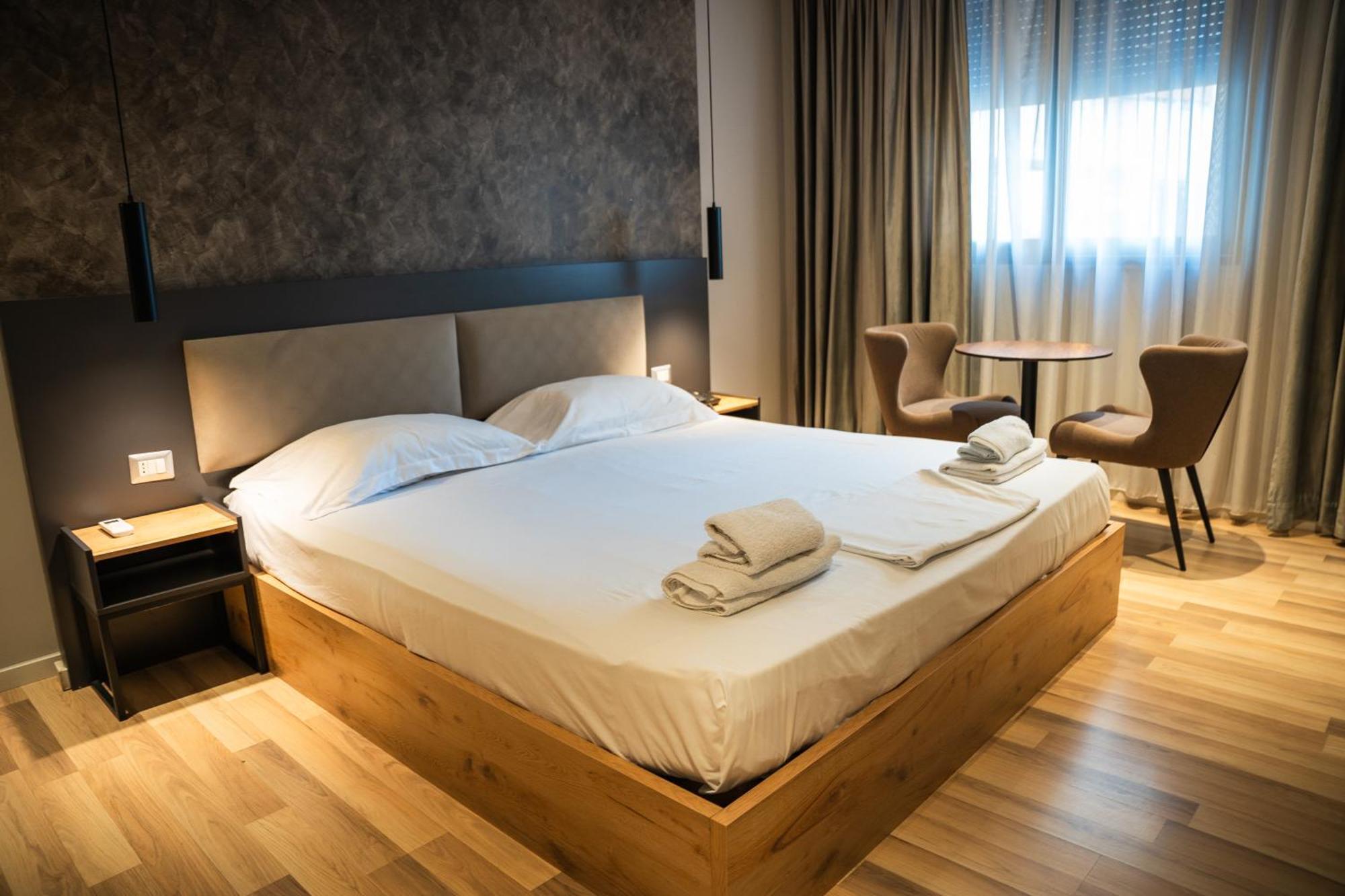 Center Boutique Hotel Тирана Екстериор снимка