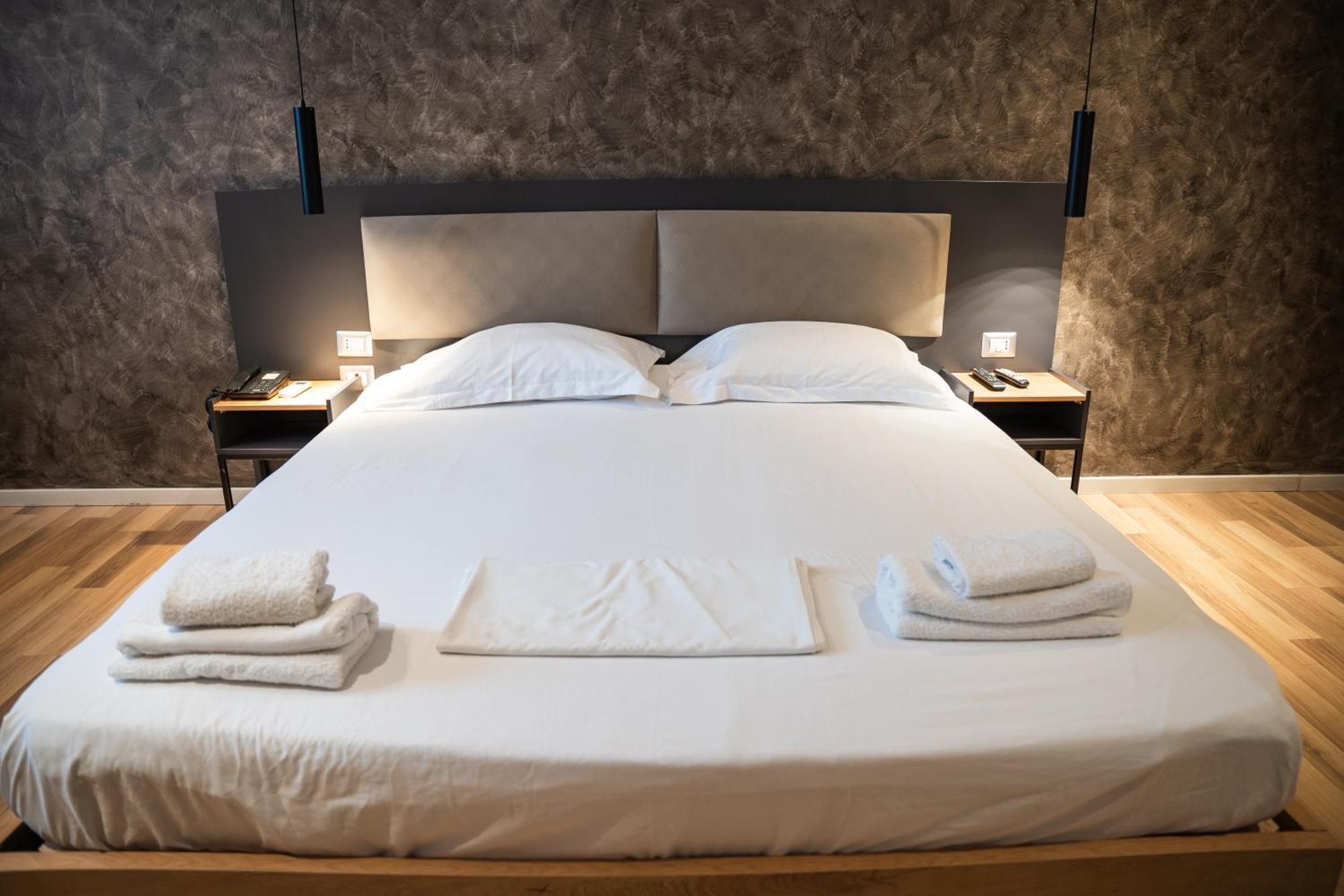 Center Boutique Hotel Тирана Екстериор снимка