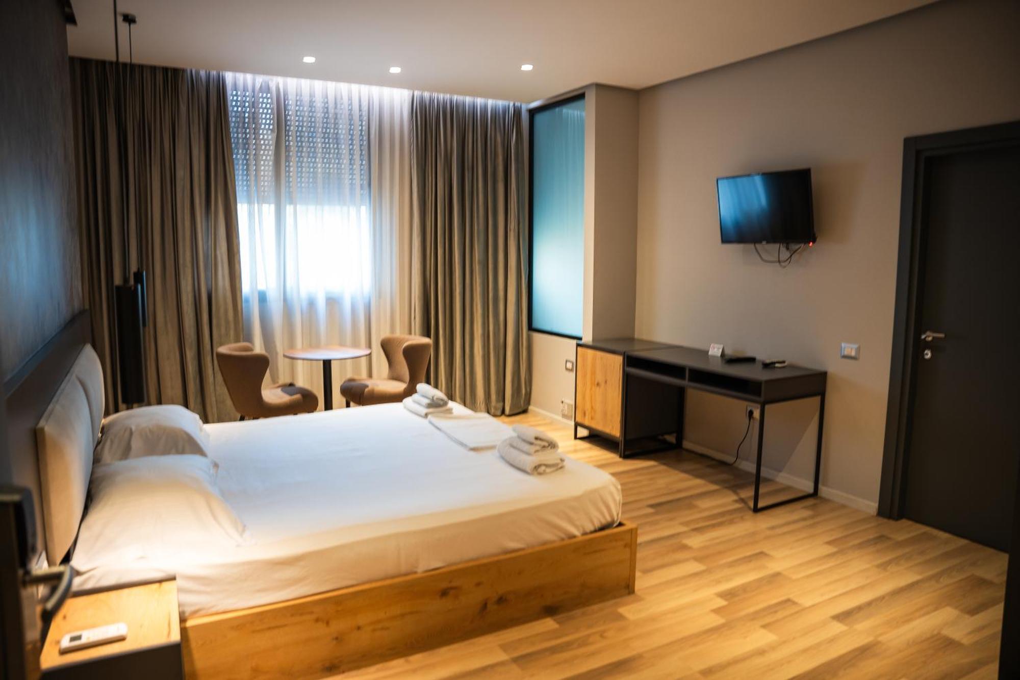 Center Boutique Hotel Тирана Екстериор снимка