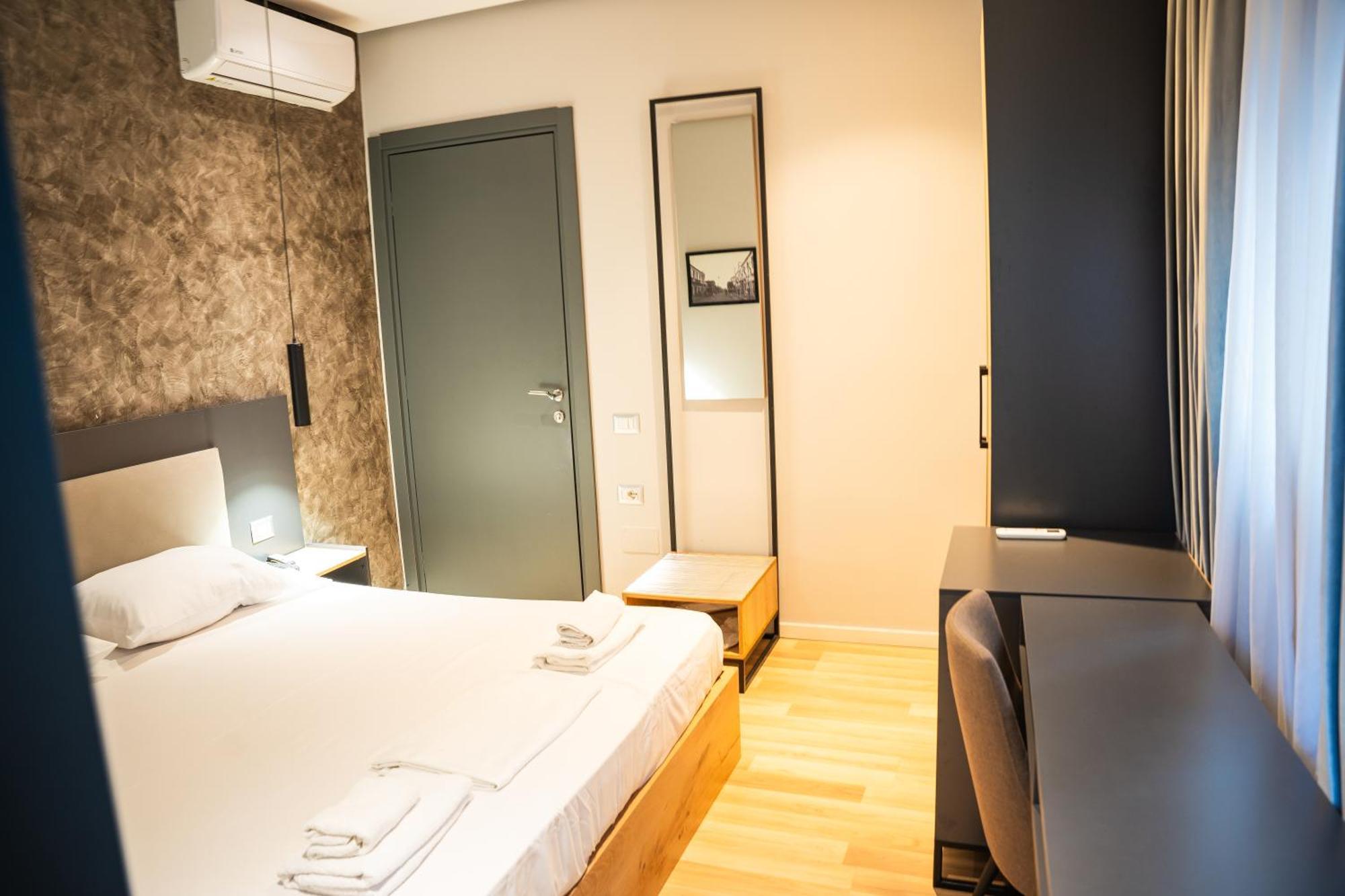 Center Boutique Hotel Тирана Екстериор снимка