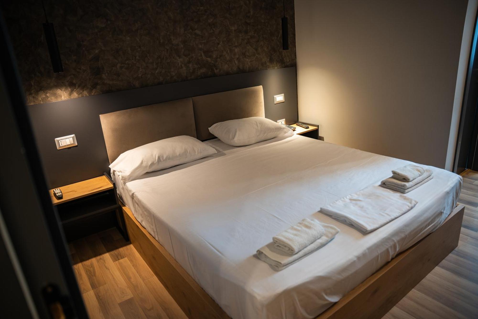 Center Boutique Hotel Тирана Екстериор снимка