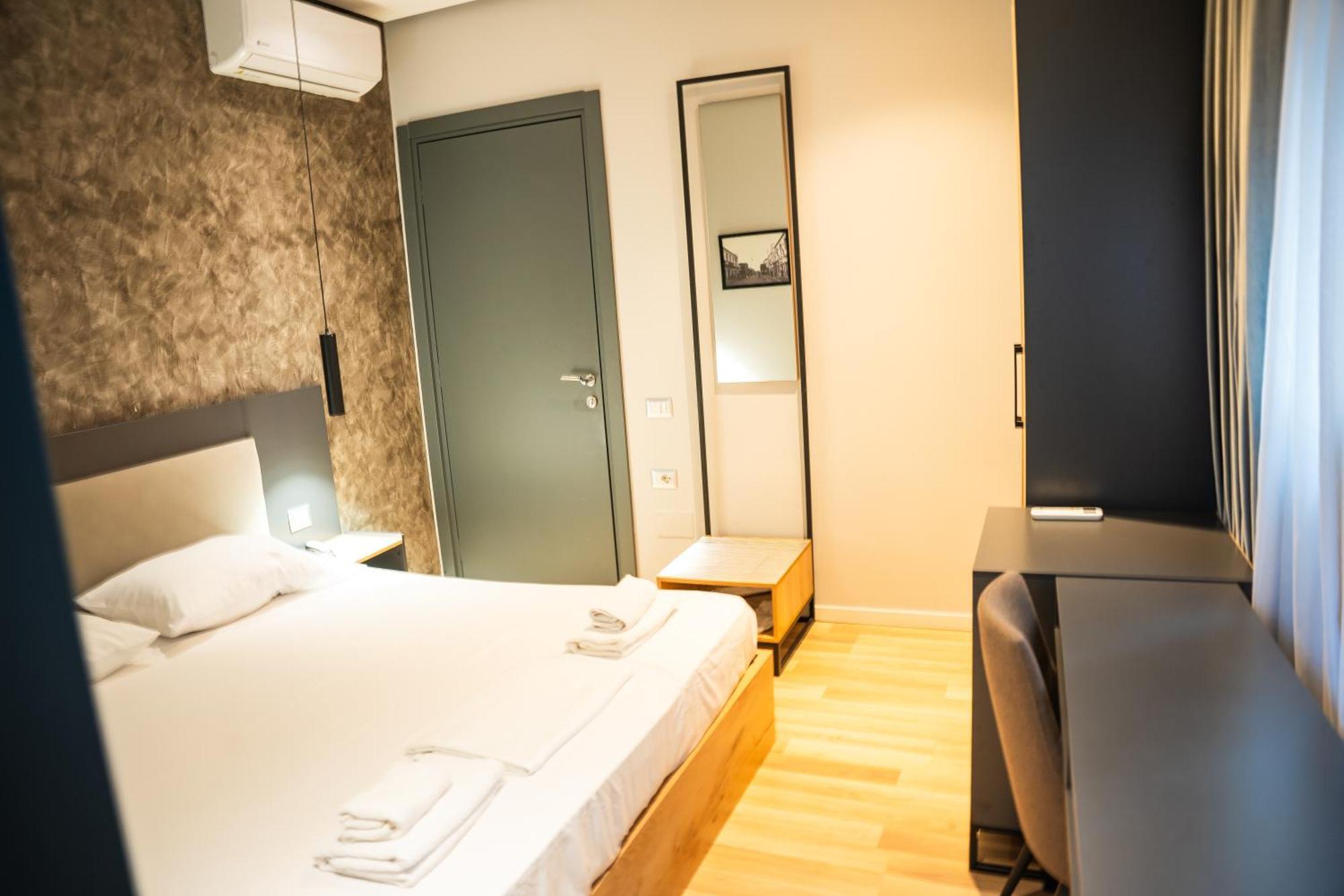 Center Boutique Hotel Тирана Екстериор снимка