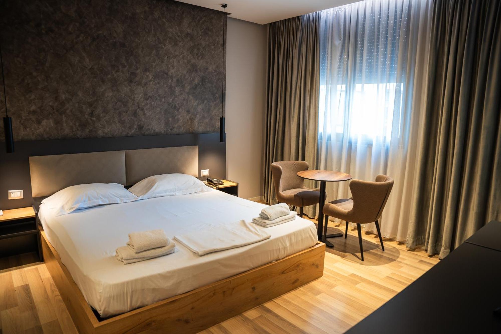 Center Boutique Hotel Тирана Екстериор снимка