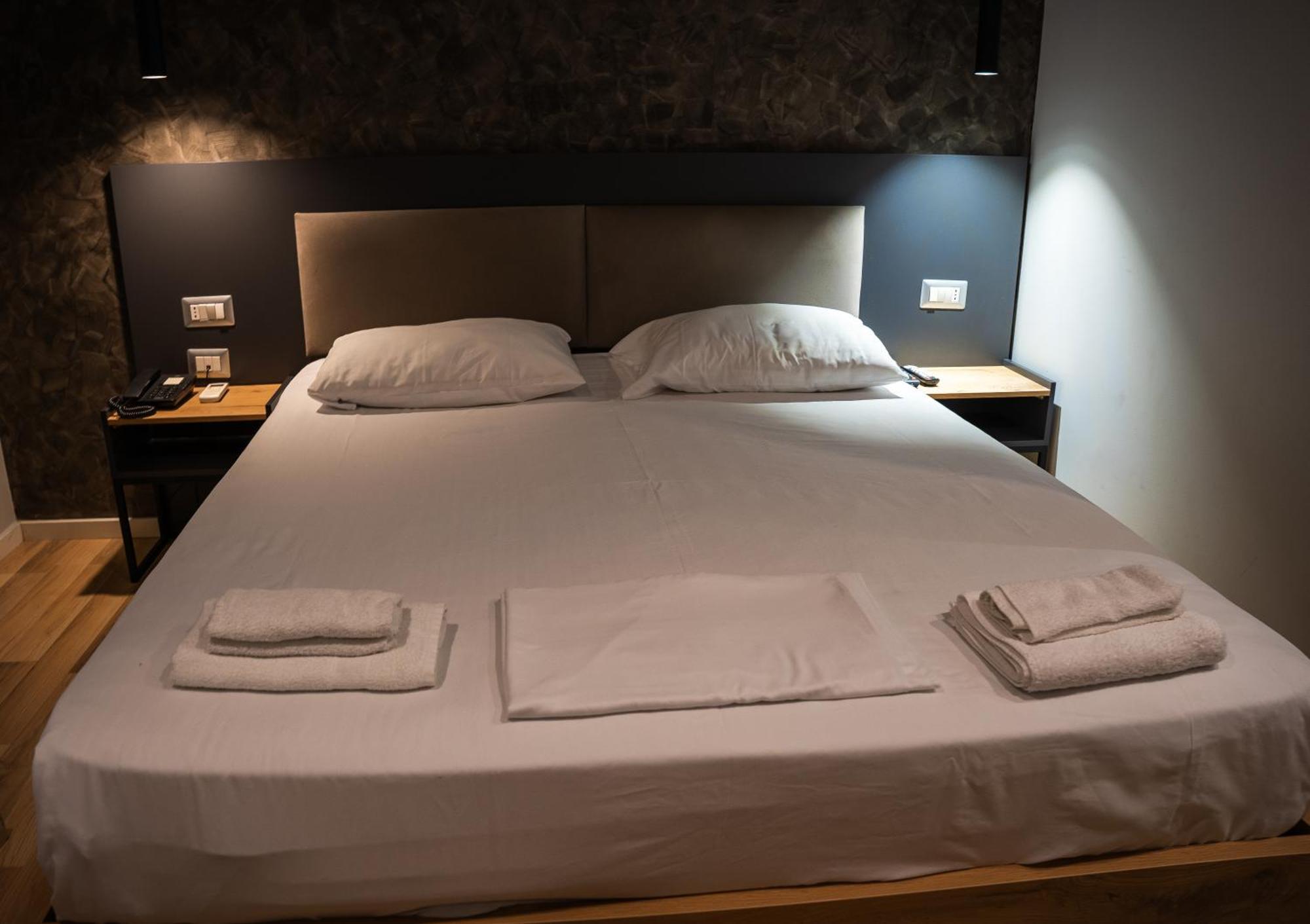 Center Boutique Hotel Тирана Екстериор снимка