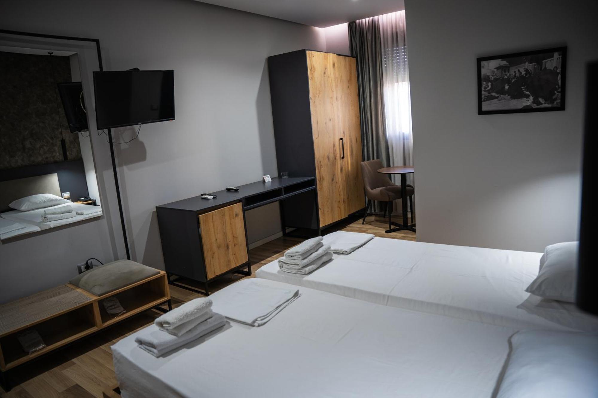 Center Boutique Hotel Тирана Екстериор снимка