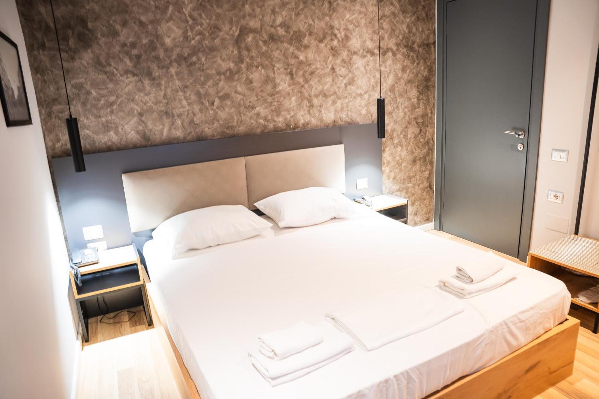 Center Boutique Hotel Тирана Екстериор снимка