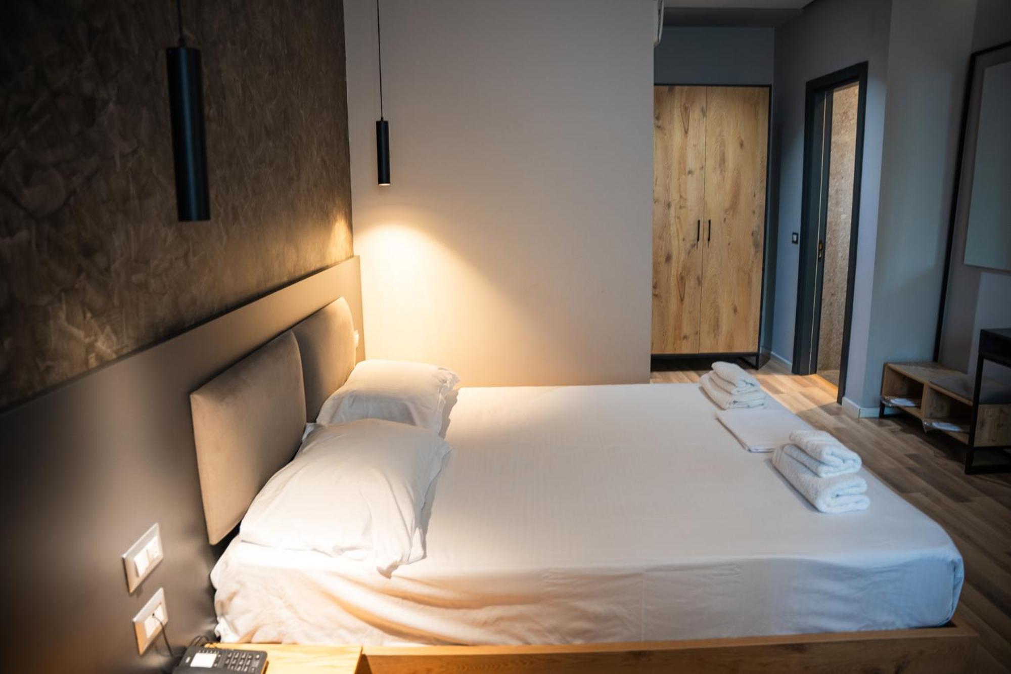 Center Boutique Hotel Тирана Екстериор снимка