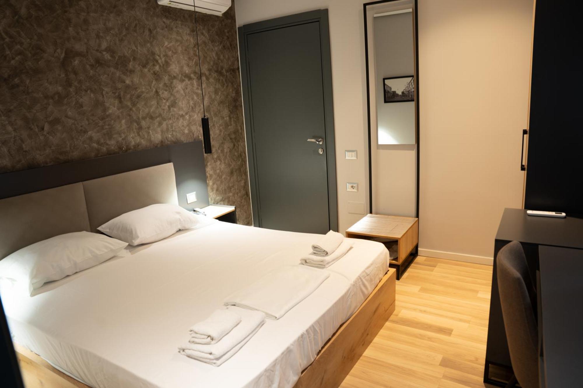 Center Boutique Hotel Тирана Екстериор снимка